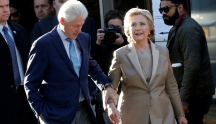 Ψήφισε η Χίλαρι, συγκινημένη -Την κρατούσε ο Μπιλ Κλίντον [εικόνες & βίντεο] | iefimerida.gr 3