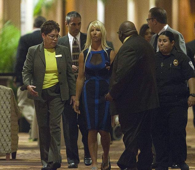 Αυτή είναι η γυναίκα που πέταξε παπούτσι στην Χίλαρι Κλίντον [εικόνες & βίντεο] | iefimerida.gr 1