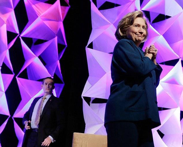 Αυτή είναι η γυναίκα που πέταξε παπούτσι στην Χίλαρι Κλίντον [εικόνες & βίντεο] | iefimerida.gr 3