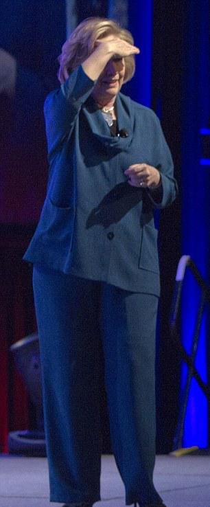 Αυτή είναι η γυναίκα που πέταξε παπούτσι στην Χίλαρι Κλίντον [εικόνες & βίντεο] | iefimerida.gr 6