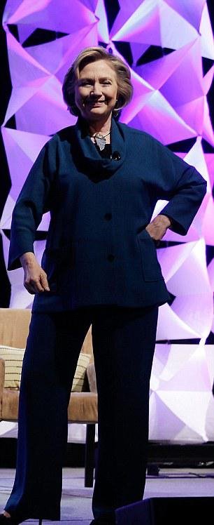 Αυτή είναι η γυναίκα που πέταξε παπούτσι στην Χίλαρι Κλίντον [εικόνες & βίντεο] | iefimerida.gr 7