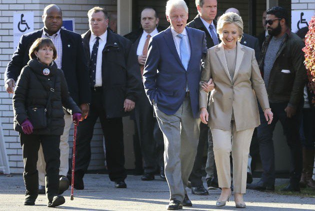 Ψήφισε η Χίλαρι, συγκινημένη -Την κρατούσε ο Μπιλ Κλίντον [εικόνες & βίντεο] | iefimerida.gr 2