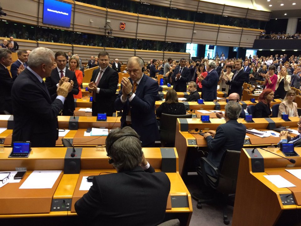 Συγκινητικές στιγμές στο Ευρωκοινοβούλιο -Ολοι όρθιοι χειροκροτούν τον δακρυσμένο Βρετανό επίτροπο [εικόνες] | iefimerida.gr 0