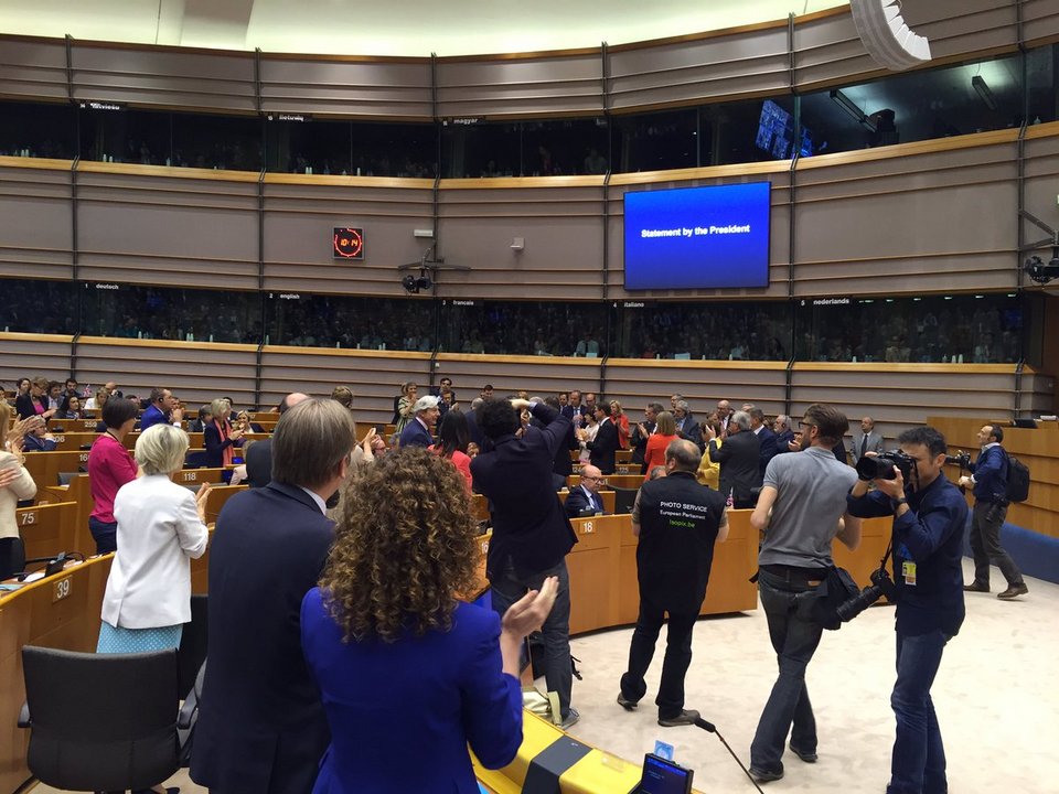 Συγκινητικές στιγμές στο Ευρωκοινοβούλιο -Ολοι όρθιοι χειροκροτούν τον δακρυσμένο Βρετανό επίτροπο [εικόνες] | iefimerida.gr 1