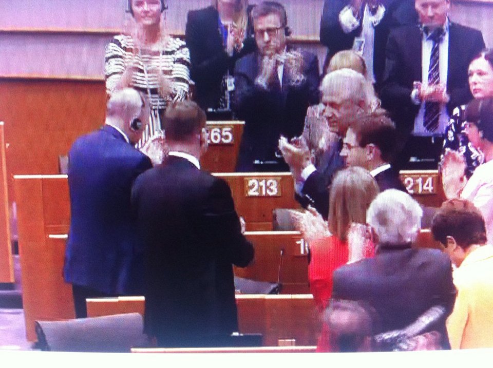 Συγκινητικές στιγμές στο Ευρωκοινοβούλιο -Ολοι όρθιοι χειροκροτούν τον δακρυσμένο Βρετανό επίτροπο [εικόνες] | iefimerida.gr 2