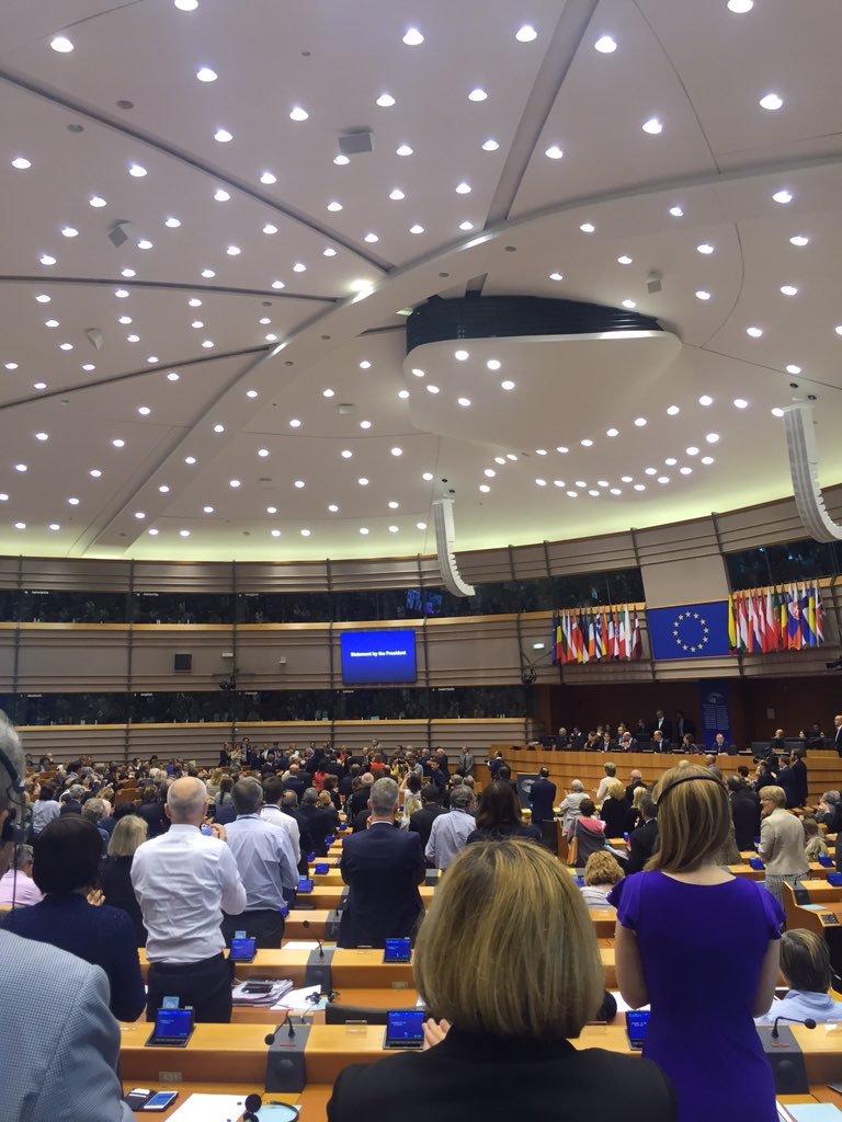 Συγκινητικές στιγμές στο Ευρωκοινοβούλιο -Ολοι όρθιοι χειροκροτούν τον δακρυσμένο Βρετανό επίτροπο [εικόνες] | iefimerida.gr 3