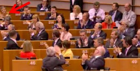 Συγκινητικές στιγμές στο Ευρωκοινοβούλιο -Ολοι όρθιοι χειροκροτούν τον δακρυσμένο Βρετανό επίτροπο [εικόνες] | iefimerida.gr 4