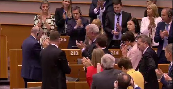 Συγκινητικές στιγμές στο Ευρωκοινοβούλιο -Ολοι όρθιοι χειροκροτούν τον δακρυσμένο Βρετανό επίτροπο [εικόνες] | iefimerida.gr 5