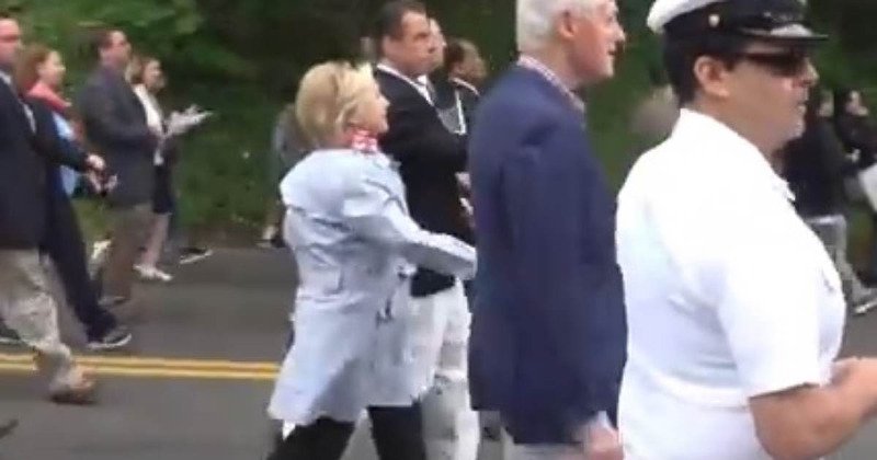 Κάτι τρέχει με τη Χίλαρι: Περίεργη προεξοχή στην πίσω πλευρά του παλτού της [εικόνες]  | iefimerida.gr 1