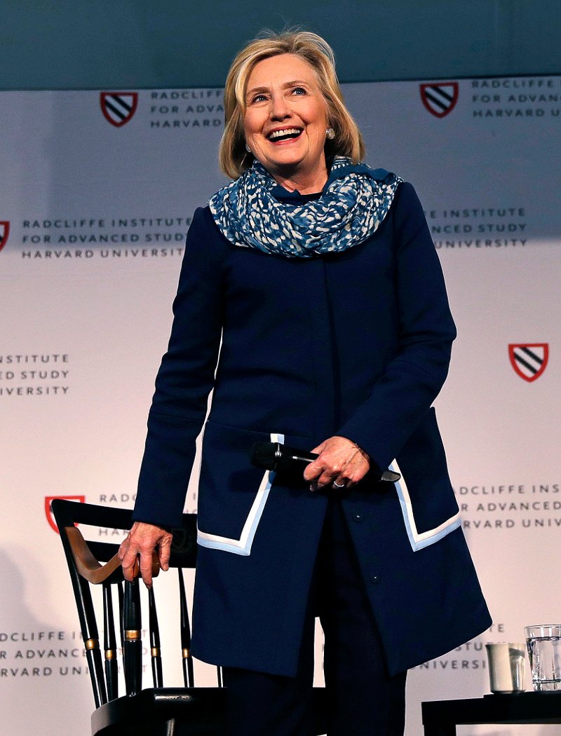 Κάτι τρέχει με τη Χίλαρι: Περίεργη προεξοχή στην πίσω πλευρά του παλτού της [εικόνες]  | iefimerida.gr 3