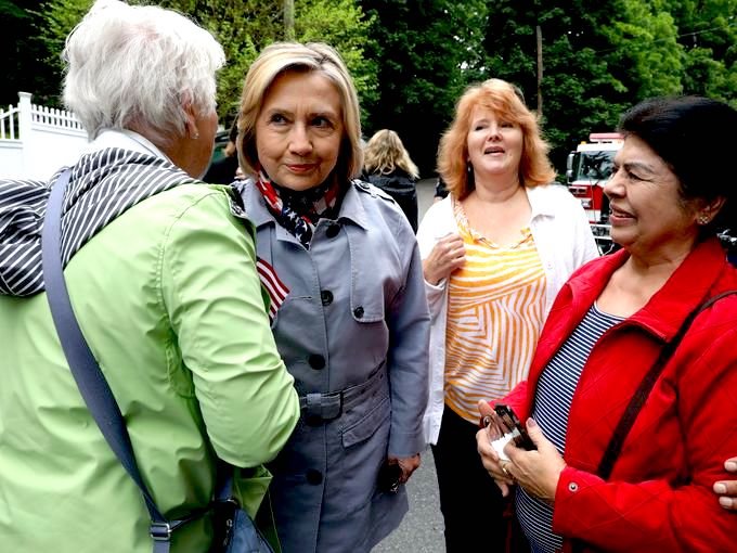 Κάτι τρέχει με τη Χίλαρι: Περίεργη προεξοχή στην πίσω πλευρά του παλτού της [εικόνες]  | iefimerida.gr 2