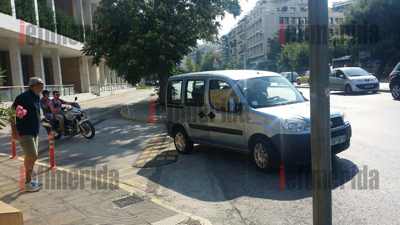 Κρύβοντας τα πρόσωπά τους με φακέλους και tablet έφυγαν από το Hilton οι Τροϊκανοί [εικόνες] | iefimerida.gr 9