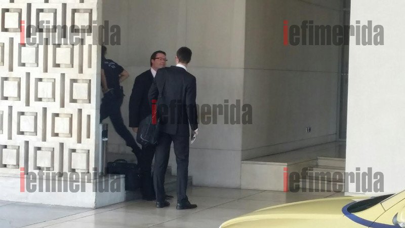 Κρύβοντας τα πρόσωπά τους με φακέλους και tablet έφυγαν από το Hilton οι Τροϊκανοί [εικόνες] | iefimerida.gr 1