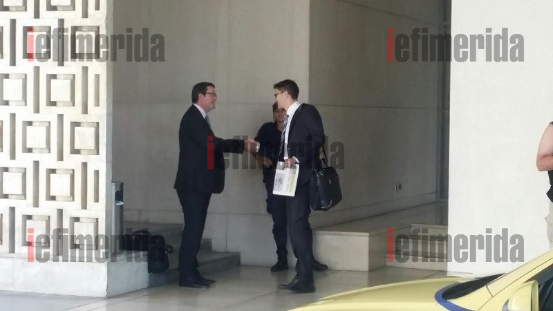 Κρύβοντας τα πρόσωπά τους με φακέλους και tablet έφυγαν από το Hilton οι Τροϊκανοί [εικόνες] | iefimerida.gr 2