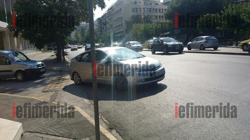 Κρύβοντας τα πρόσωπά τους με φακέλους και tablet έφυγαν από το Hilton οι Τροϊκανοί [εικόνες] | iefimerida.gr 11