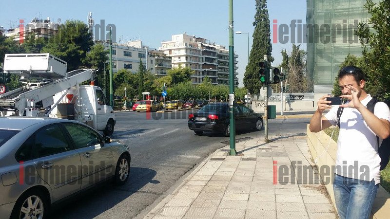 Κρύβοντας τα πρόσωπά τους με φακέλους και tablet έφυγαν από το Hilton οι Τροϊκανοί [εικόνες] | iefimerida.gr 6