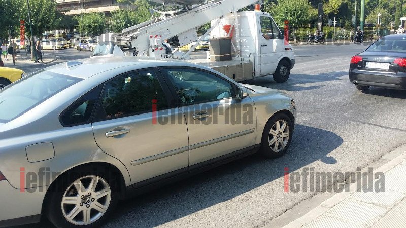 Κρύβοντας τα πρόσωπά τους με φακέλους και tablet έφυγαν από το Hilton οι Τροϊκανοί [εικόνες] | iefimerida.gr 7