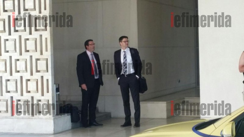 Κρύβοντας τα πρόσωπά τους με φακέλους και tablet έφυγαν από το Hilton οι Τροϊκανοί [εικόνες] | iefimerida.gr 0