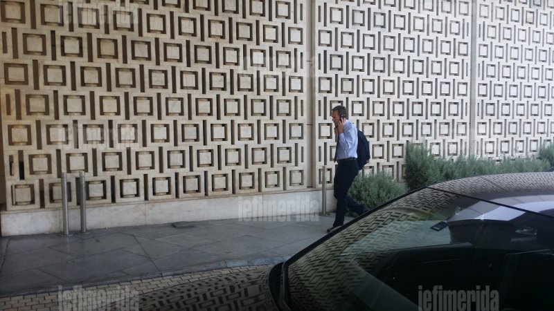 Ο σκεφτικός Σταθάκης και ο χαμογελαστός Τσακαλώτος στο Hilton - Η πρώτη συνάντηση με την Τρόικα [εικόνες] | iefimerida.gr 1