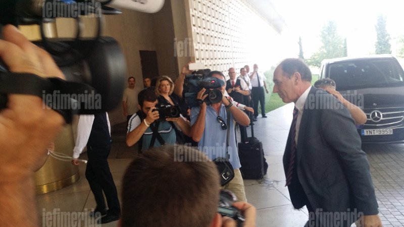 Ο σκεφτικός Σταθάκης και ο χαμογελαστός Τσακαλώτος στο Hilton - Η πρώτη συνάντηση με την Τρόικα [εικόνες] | iefimerida.gr 2