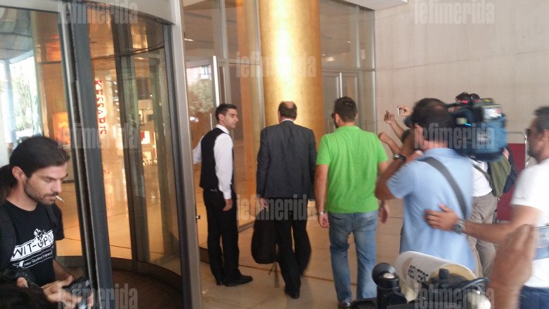 Ο σκεφτικός Σταθάκης και ο χαμογελαστός Τσακαλώτος στο Hilton - Η πρώτη συνάντηση με την Τρόικα [εικόνες] | iefimerida.gr 3