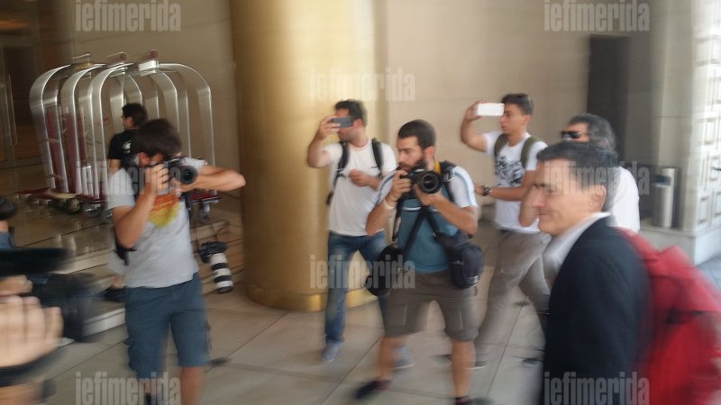 Ο σκεφτικός Σταθάκης και ο χαμογελαστός Τσακαλώτος στο Hilton - Η πρώτη συνάντηση με την Τρόικα [εικόνες] | iefimerida.gr 5