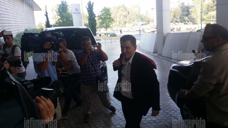 Ο σκεφτικός Σταθάκης και ο χαμογελαστός Τσακαλώτος στο Hilton - Η πρώτη συνάντηση με την Τρόικα [εικόνες] | iefimerida.gr 6