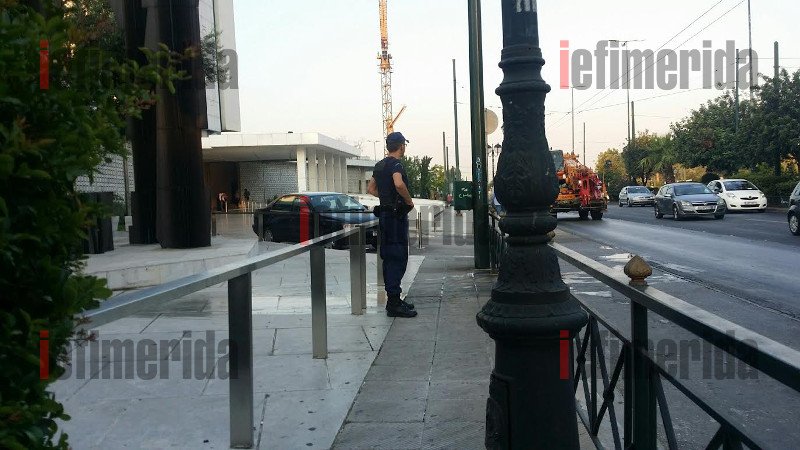 «Αστακός» το Hilton λόγω Τρόικα -Ομπρέλα προστασίας με 250 άνδρες της ΕΛ.ΑΣ. [εικόνες] | iefimerida.gr 9
