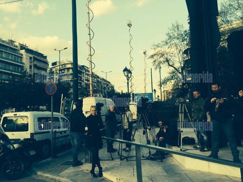 Δημοσιογράφοι καταδιώκουν την «Τρόικα» από ξενοδοχείο σε ξενοδοχείο της Αθήνας [εικόνες] | iefimerida.gr 0