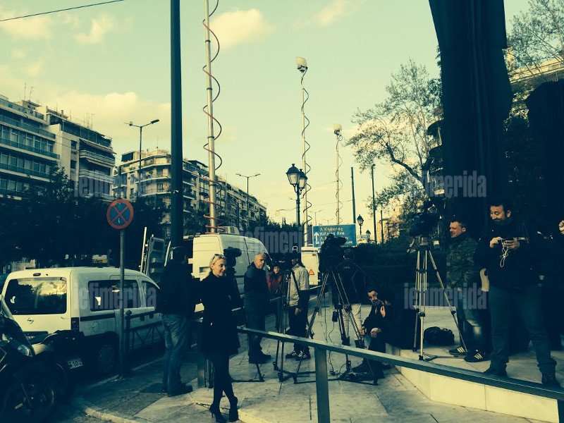 Δημοσιογράφοι καταδιώκουν την «Τρόικα» από ξενοδοχείο σε ξενοδοχείο της Αθήνας [εικόνες] | iefimerida.gr 1