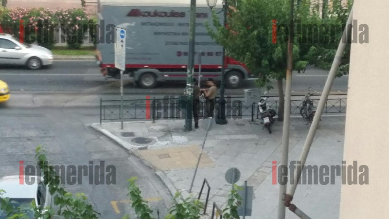 «Αστακός» το Hilton λόγω Τρόικα -Ομπρέλα προστασίας με 250 άνδρες της ΕΛ.ΑΣ. [εικόνες] | iefimerida.gr 1