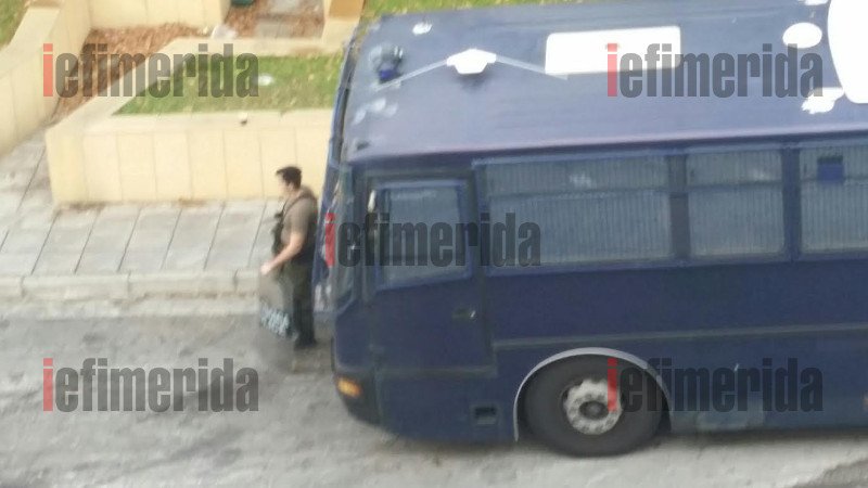 «Αστακός» το Hilton λόγω Τρόικα -Ομπρέλα προστασίας με 250 άνδρες της ΕΛ.ΑΣ. [εικόνες] | iefimerida.gr 2