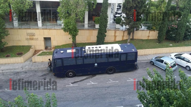 «Αστακός» το Hilton λόγω Τρόικα -Ομπρέλα προστασίας με 250 άνδρες της ΕΛ.ΑΣ. [εικόνες] | iefimerida.gr 3