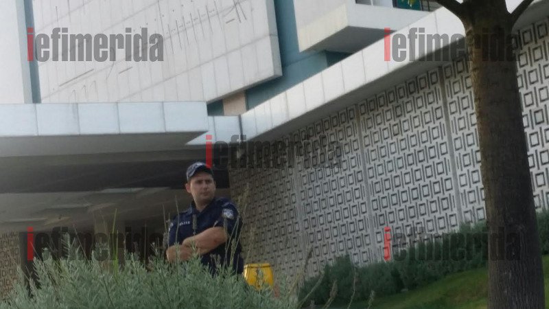 «Αστακός» το Hilton λόγω Τρόικα -Ομπρέλα προστασίας με 250 άνδρες της ΕΛ.ΑΣ. [εικόνες] | iefimerida.gr 5