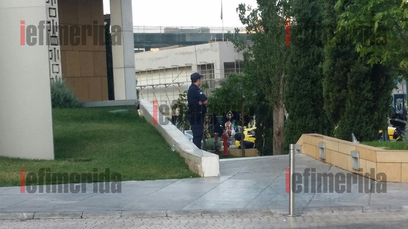 «Αστακός» το Hilton λόγω Τρόικα -Ομπρέλα προστασίας με 250 άνδρες της ΕΛ.ΑΣ. [εικόνες] | iefimerida.gr 6