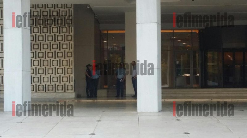 «Αστακός» το Hilton λόγω Τρόικα -Ομπρέλα προστασίας με 250 άνδρες της ΕΛ.ΑΣ. [εικόνες] | iefimerida.gr 7