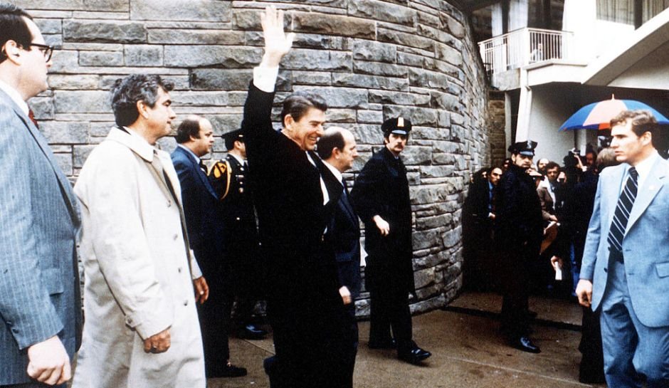 Ελεύθερος ο άνδρας που αποπειράθηκε να δολοφονήσει τον Ρόναλντ Ρίγκαν [εικόνες] | iefimerida.gr 0