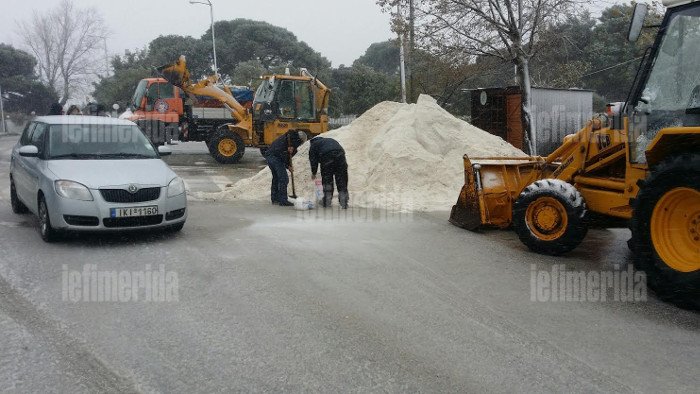 Σε κλοιό χιονιά η Αττική: Ποιοι δρόμοι έκλεισαν -Πού χρειάζονται αλυσίδες [εικόνες] | iefimerida.gr 0