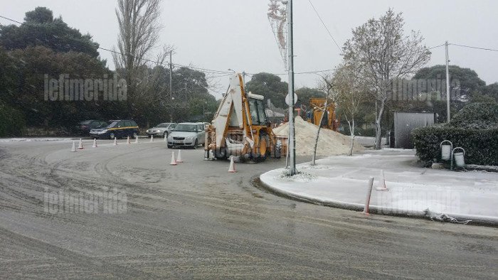 Σε κλοιό χιονιά η Αττική: Ποιοι δρόμοι έκλεισαν -Πού χρειάζονται αλυσίδες [εικόνες] | iefimerida.gr 1