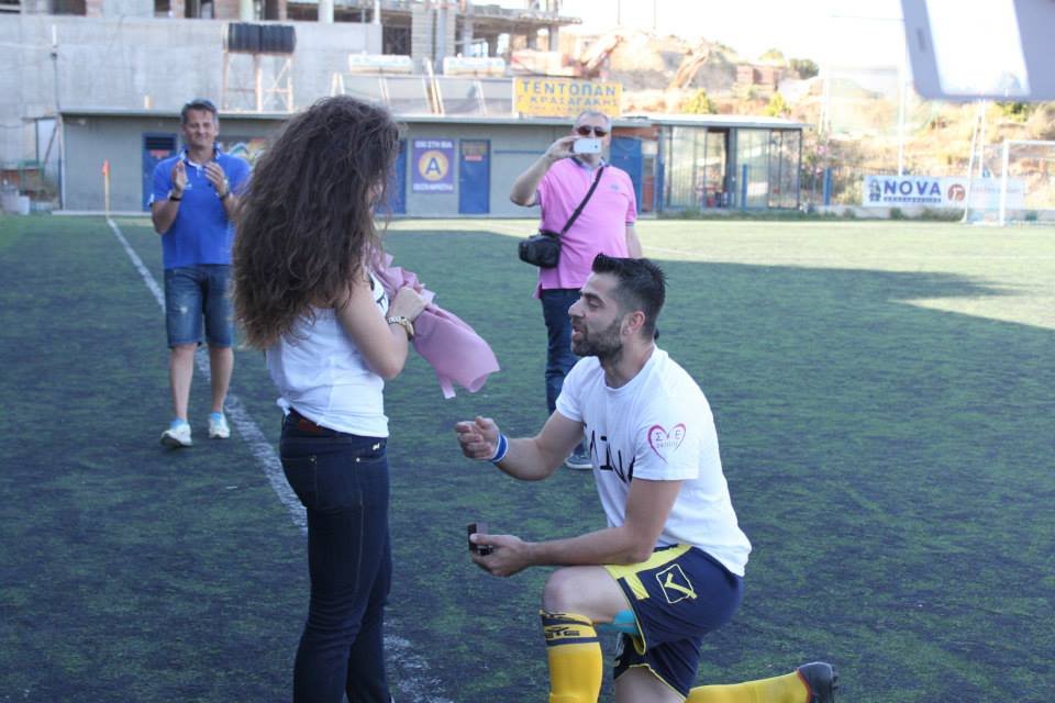 Ποδοσφαιριστής στην Κρήτη έκανε πρόταση γάμου στην καλή του λίγο πριν από τη σέντρα [εικόνες & βίντεο] | iefimerida.gr 0