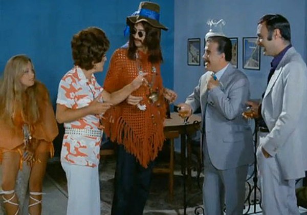 Οταν η Αλίκη ντύθηκε σπανιόλα και ο Βουτσάς Κινέζος -Μπαλ μασκέ στον  ελληνικό κινηματογράφο [εικόνες] | iefimerida.gr 6