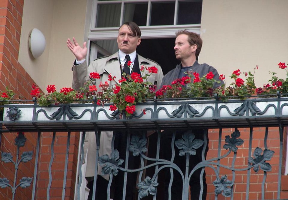 Μίμος του Χίτλερ αναστατώνει ολόκληρη τη Γερμανία [εικόνες] | iefimerida.gr 3