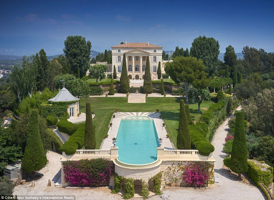 Βόλτα στο κάστρο όπου ο Χίτσκοκ γύρισε το «Κυνήγι του κλέφτη» [εικόνες] | iefimerida.gr 1