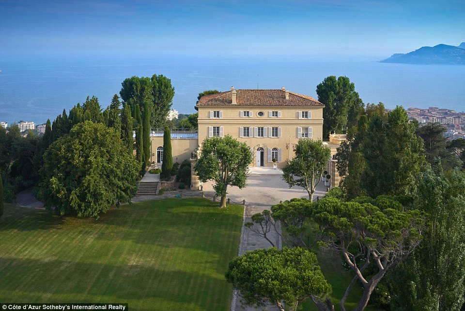 Βόλτα στο κάστρο όπου ο Χίτσκοκ γύρισε το «Κυνήγι του κλέφτη» [εικόνες] | iefimerida.gr 0