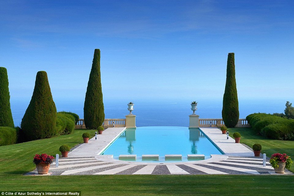 Βόλτα στο κάστρο όπου ο Χίτσκοκ γύρισε το «Κυνήγι του κλέφτη» [εικόνες] | iefimerida.gr 7