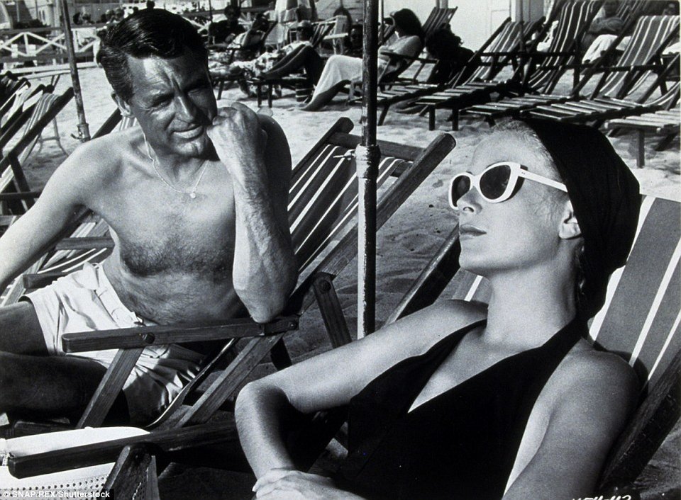 Βόλτα στο κάστρο όπου ο Χίτσκοκ γύρισε το «Κυνήγι του κλέφτη» [εικόνες] | iefimerida.gr 9