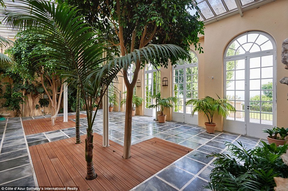 Βόλτα στο κάστρο όπου ο Χίτσκοκ γύρισε το «Κυνήγι του κλέφτη» [εικόνες] | iefimerida.gr 2