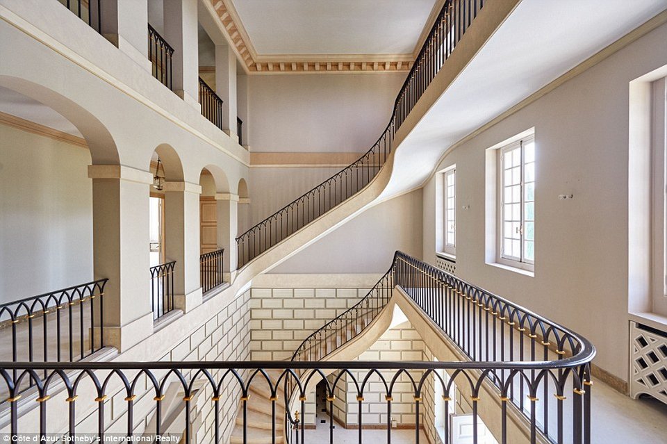 Βόλτα στο κάστρο όπου ο Χίτσκοκ γύρισε το «Κυνήγι του κλέφτη» [εικόνες] | iefimerida.gr 3