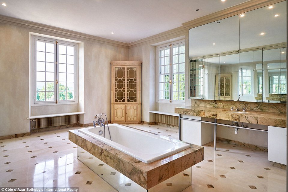 Βόλτα στο κάστρο όπου ο Χίτσκοκ γύρισε το «Κυνήγι του κλέφτη» [εικόνες] | iefimerida.gr 4