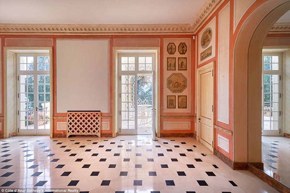 Βόλτα στο κάστρο όπου ο Χίτσκοκ γύρισε το «Κυνήγι του κλέφτη» [εικόνες] | iefimerida.gr 5